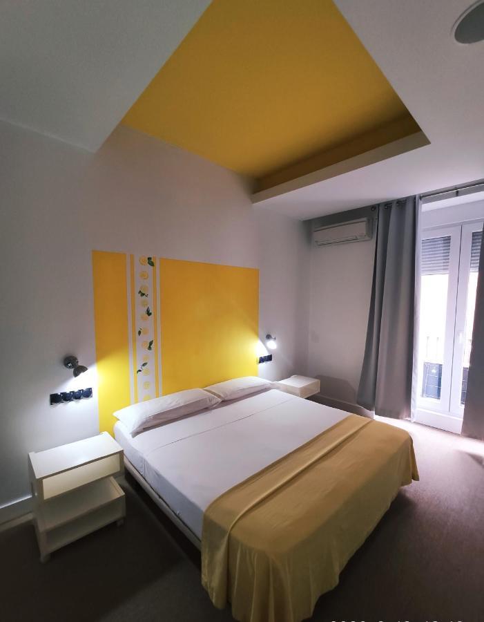 Hostal Santa Ana Colors Madrid Eksteriør billede